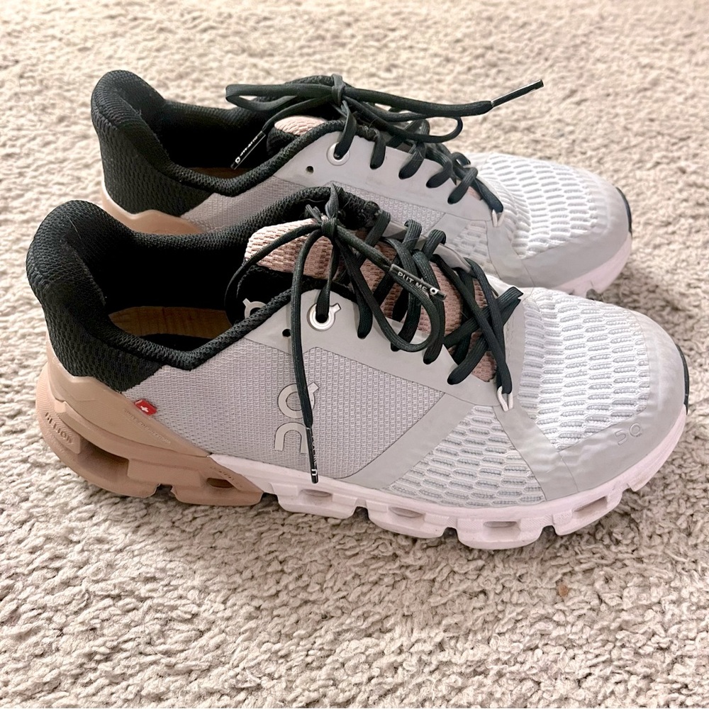 On Running Women’s Sneakers Size 5.5